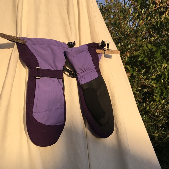Snow mittens by Land’s End L (6 1/8 - 6 3/4 ) 16..6 - 17.1 CM purple with strap - Picture 2 of 5